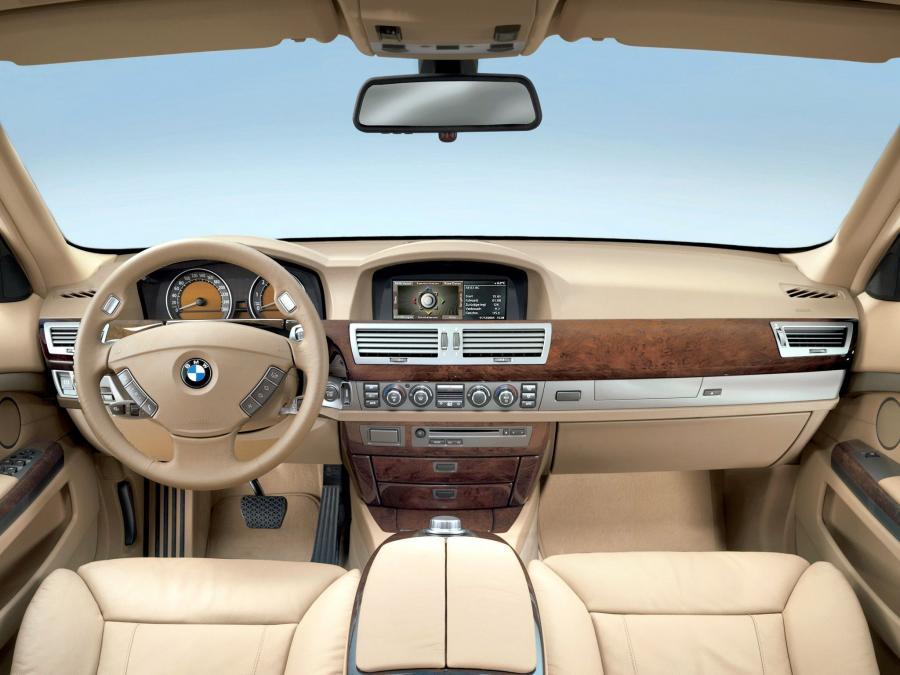 BMW 750i 2005 года  (фото 8 из 16)